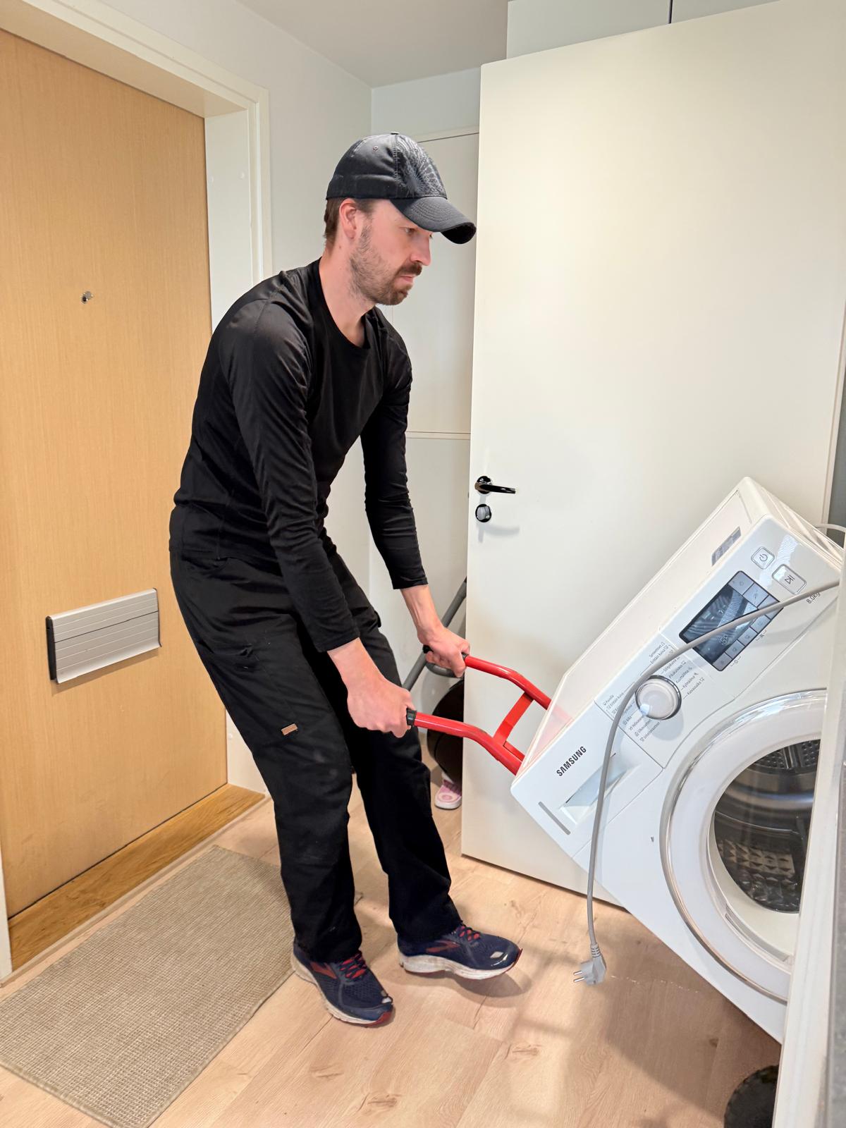 Pesukonetta viedään sorttiasemalle