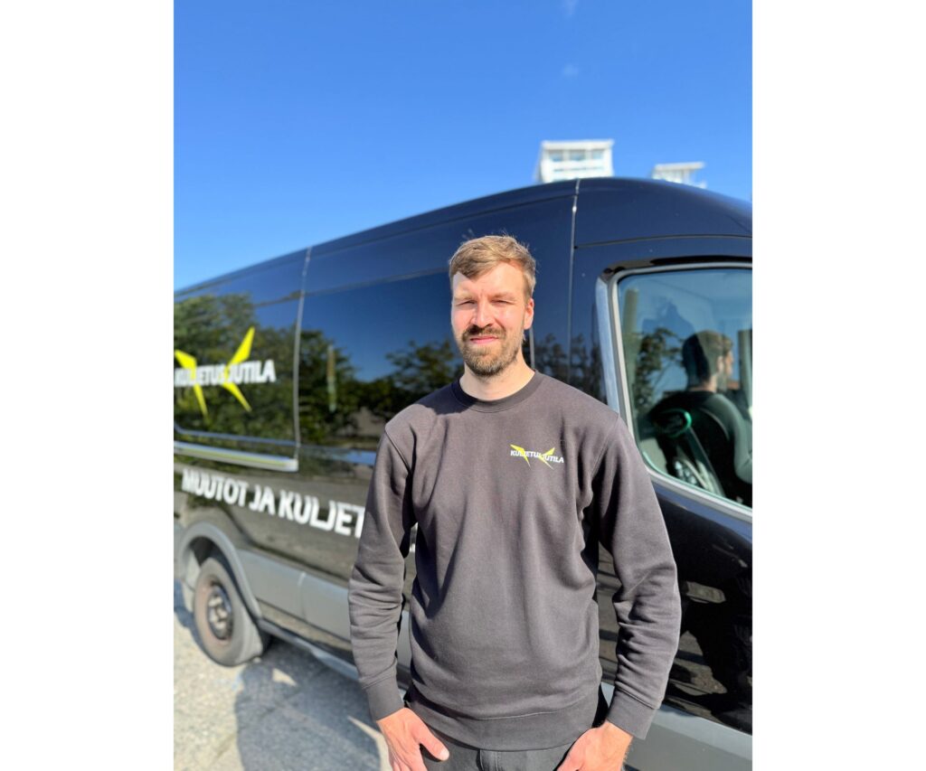 Kuljetus Jutila - Mies seisoo pakettiauton edessä Helsingissä